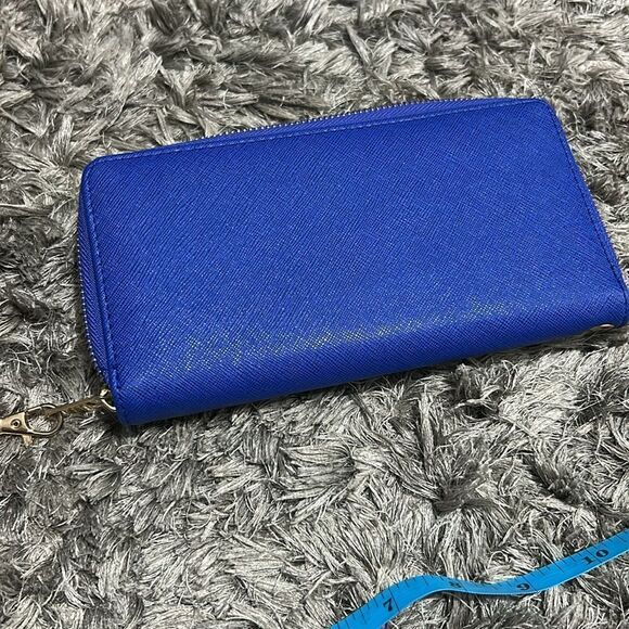 Blue wristlet with gold insides and detachable chain - Picture 5 of 6